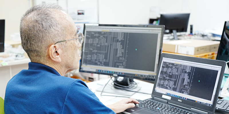 半導体製造装置などの精密機器の電気設計を担当