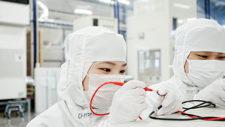 クリーンルームでの電装盤制作